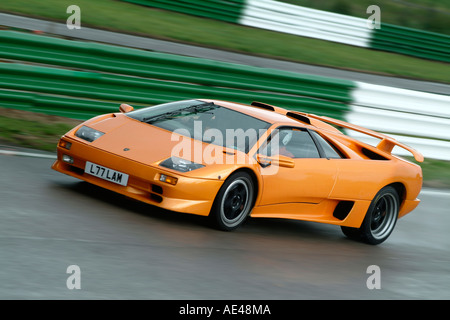 Orange Lamborghini Murcielago Italienische Sportwagen-Rennen auf einer Rennstrecke in Großbritannien. Stockfoto