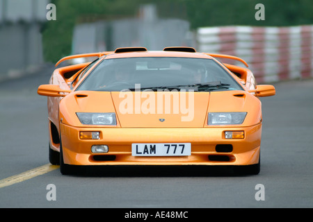Orange Lamborghini Murcielago Italienische Sportwagen-Rennen auf einer Rennstrecke in Großbritannien. Stockfoto