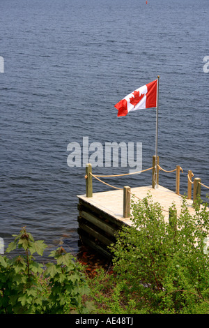 Deck mit fliegen kanadische Flagge, Nova Scotia, Kanada, Nordamerika. Foto: Willy Matheisl Stockfoto