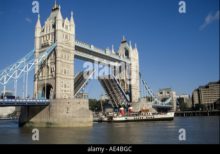 Paddel-Dampfer Waverley Tower Bridge auf der Durchreise Stockfoto