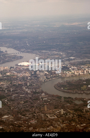 LUFTAUFNAHME VON EAST LONDON DOCKLANDS MIT CANARY WHARF DIE KUPPEL UND THAMES BARRIER AUF THEMSE Stockfoto
