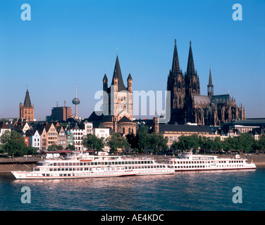 Köln Koeln Kuppel Gross St. Martin Rhein am Flussufer KD Flotte Schiffe Stockfoto