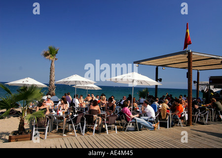 Spanien Barcelona Strand Platja De La Barceloneta Menschen Strandbar Stockfoto