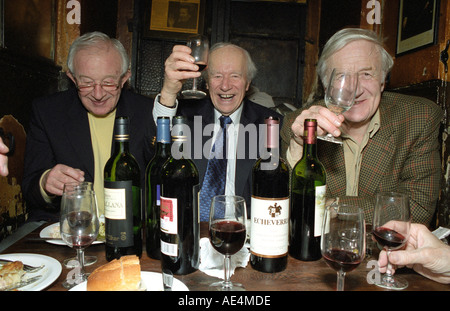 Männer in Gordons Weinbar Villiers Street London feiert Stockfoto