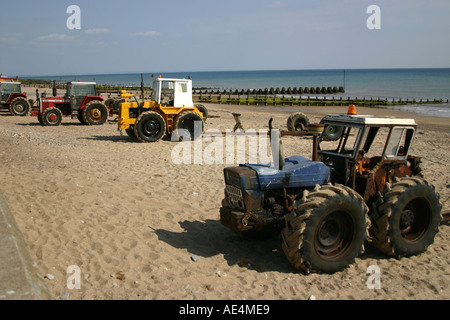 Alte Traktoren mit Anhänger am Strand von Hornsea in North Yorkshire verwendet, um Boote zum Meer und in den Speicher zu schleppen Stockfoto