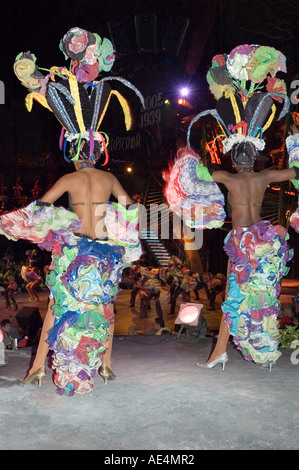Spärlich bekleidet Kubanische Tänzerinnen auf der Bühne der berühmten Tropicana Cabaret und Club, Havanna, Kuba Stockfoto