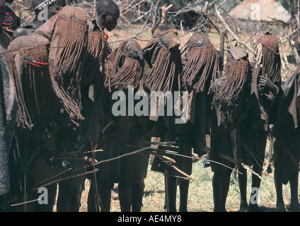 Jungen Pokot Männer String Masken während SAPANA Initiationszeremonie nördlichen Kenia in Ostafrika in der Nähe von Kuchelebi Stockfoto