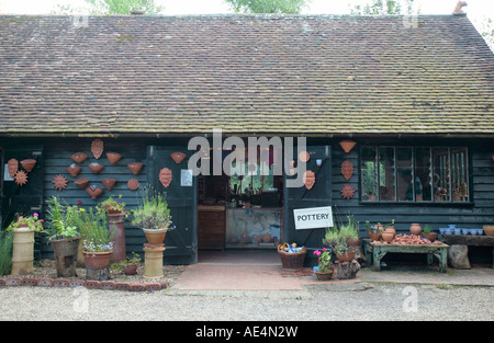 Arts and Crafts shop selling terracotta pots and decorative items, West Sussex Stockfoto