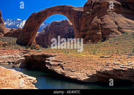 Rainbow Bridge überspannt Landschaft am Lake Powell, Arizona Stockfoto