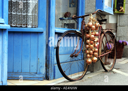 Eine Zwiebel Seelers Fahrrad Ouside eine traditionelle französische Creperie in der Bretagne Küste Stadt von Roscoff Stockfoto