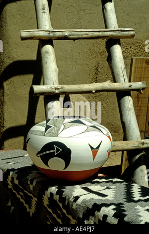 Shop zeigt Keramik in Taos Pueblo, einem UNESCO-Weltkulturerbe in New Mexico, USA. Stockfoto