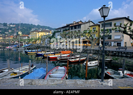 Boote im Hafen von Ascona, ein Feriendorf am Lago Maggiore im Kanton Tessin, Schweiz Stockfoto