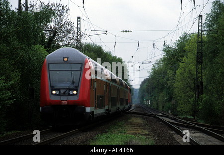 Doppeldecker Personenzug mit der Hauptstrecke zwischen Köln und Wuppertal, Nordrhein-Westfalen, Deutschland. Stockfoto