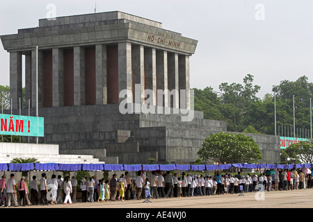 Lange Schlange von Besuchern Warteschlangen durch Ho Chi Minh Mausoleum Hanoi Vietnam einreichen Stockfoto