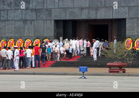 Massen-Warteschlange auf Datei über das Ho Chi Minh Mausoleum Hanoi Vietnam Stockfoto