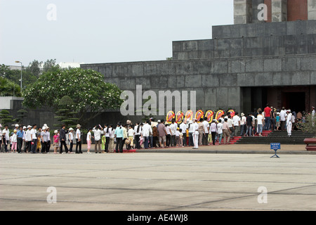 Massen-Warteschlange, die Datei in das Ho Chi Minh Mausoleum Hanoi Vietnam Stockfoto