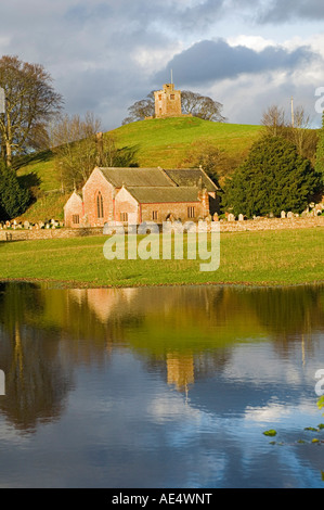 Kirche St. Oswald, mit einzigartigen separaten Glockenturm, Eden Valley, Cumbria, England, Vereinigtes Königreich, Europa Stockfoto