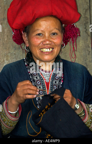 Red Zao Bergvolk Frau Nähen mit der hand Ta Phin Dorf in der Nähe von Sapa Resort Stadt Nord-Vietnam Stockfoto