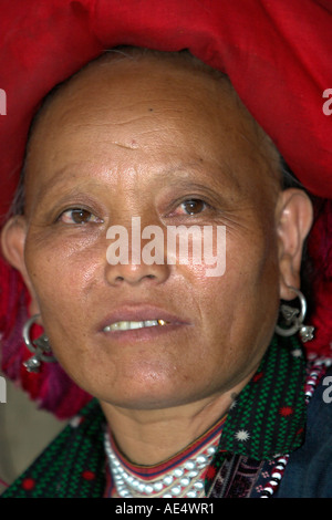 Red Zao Bergvolk Frau Ta Phin Dorf in der Nähe von Sapa Resort Stadt Nord-Vietnam Stockfoto