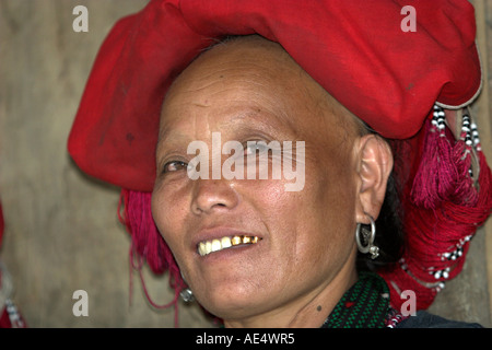Red Zao Bergvolk Frau Ta Phin Dorf in der Nähe von Sapa Resort Stadt Nord-Vietnam Stockfoto
