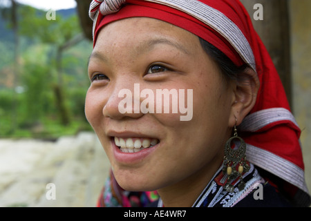 Red Zao Bergvolk junge Frau mit reich verzierten Ohrringe Ta Phin Dorf in der Nähe von Sapa Resort Nord-Vietnam Stockfoto