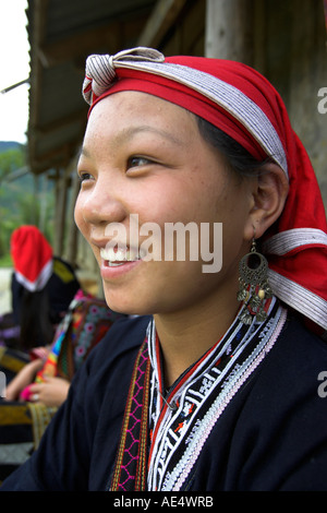 Red Zao Bergvolk junge Frau mit reich verzierten Ohrringe Frau Ta Phin Dorf in der Nähe von Sapa Resort Nord-Vietnam Stockfoto