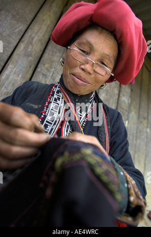 Red Zao Bergvolk Frau mit Brille Nähen Ta Phin Dorf in der Nähe von Sapa Resort Nord-Vietnam Stockfoto