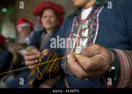 Red Zao Bergvolk Frau verdrehen Garn Ta Phin Dorf in der Nähe von Sapa-Nord-Vietnam Stockfoto