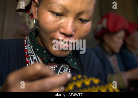 Red Zao Bergvolk Frau Nähen Ta Phin Dorf in der Nähe von Sapa-Nord-Vietnam Stockfoto