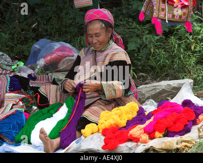 Frau Art farbige Garne Bac Ha Bergvolk Markt bekannt für bunte Blume Hmong Händler Nord-Vietnam Stockfoto