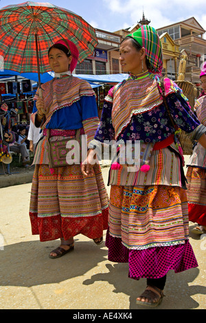 Junge Frauen in Bac Ha Bergvolk Markt bekannt für bunte Blume Hmong Händler Nord-Vietnam Stockfoto