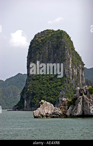 Typische Karst Kalkstein Felseninsel thront über dem Wasser Halong Bucht Vietnam Stockfoto