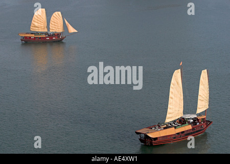 Zwei Lagoon Explorer motorisierte Junk-Kreuzer mit Segel gehisst vor Titow Insel Halong Bucht Vietnam Stockfoto