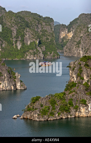 Junk-Mail unter felsigen Inseln der Halong Bucht Vietnam Kreuzfahrten Stockfoto