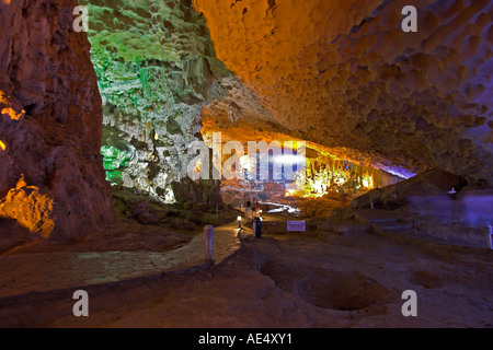 Besucher gehen durch Sung Sot hängen oder Amazing Höhle ein beliebtes Touristenziel in Halong Bucht Vietnam Stockfoto