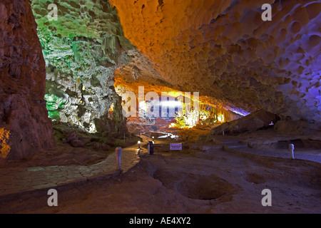 Hängen Sie Sung Sot oder Amazing Höhle ein beliebtes Besucher vor Ort in Vietnam Halong-Bucht Stockfoto