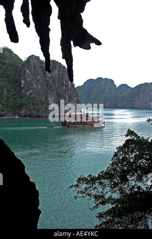 Felsen und Stalaktiten in Hang Trong Drum Grotte umrahmen die Drachen Perle kreuzen junk Halong Bucht Vietnam Stockfoto