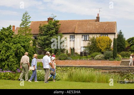 RHS GARDEN HYDE HALL, IN DER NÄHE VON CHELMSFORD, BESUCHER FUß VOR DEM ALTEN BAUERNHAUS BEHERBERGT DIE GARTEN-BIBLIOTHEK Stockfoto