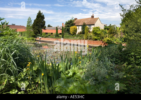 RHS GARDEN HYDE HALL, IN DER NÄHE VON CHELMSFORD, BETRACHTET AUS DEM OBEREN TEICH Stockfoto