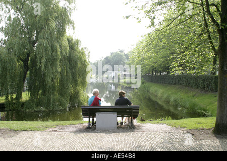 Zwei Frauen Touristen genießen Sie Ruhe in der schönen Dorf Marden, Holland Stockfoto