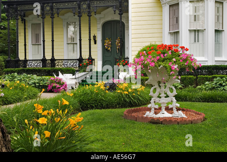 Blumengarten im Vorgarten des Hauses am Herrenhaus Reihe New Albany Indiana Stockfoto