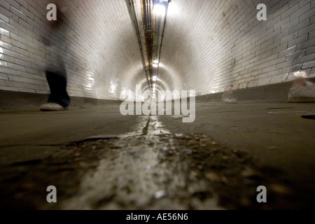 Der Greenwich Foot Tunnel, der unter der Themse im Osten Londons liegt, verbindet Greenwich auf der Südseite mit Millwall im Norden. Stockfoto