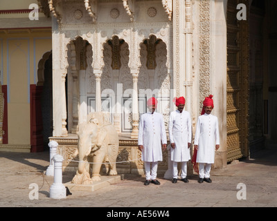 Jaipur City Palace - Wachen drei ständigen tragen intelligente weißen Uniform mit roten Turban in The City Palace Hof Indien Stockfoto