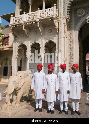 Jaipur City Palace - Wachen vier ständigen tragen intelligente weißen Uniform mit roten Turban in The City Palasthof Stockfoto