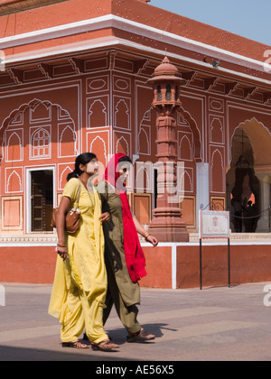 Jaipur City Palace - asiatische Damen Touristen in traditioneller Tracht von Diwan-I Khas oder Halle von privaten Publikum im Innenhof Stockfoto