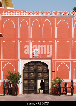 Jaipur City Palace - große beschlagene Holztür mit Guard im Innenhof Stockfoto