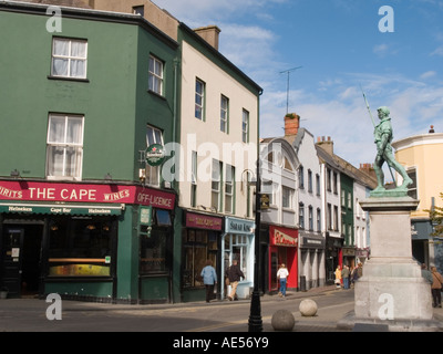 Läden in MAIN STREET und Statue 1798 in der Stierkampf-Arena, Austragungsort für politische Kundgebungen.  Irland Wexford Co Wexford, Irland Stockfoto