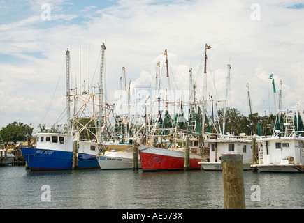 Krabbenkutter angedockt an einem Sonntagnachmittag in Pass Christian, Mississippi. Stockfoto