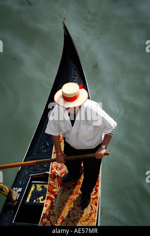 Gondoliere steuert Gondel auf dem Canal Grande, Venedig, Italien Stockfoto