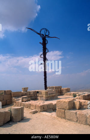 Mount Nebo Jordan die Brazen Serpent Skulptur von Giovanni Fantoni Stockfoto